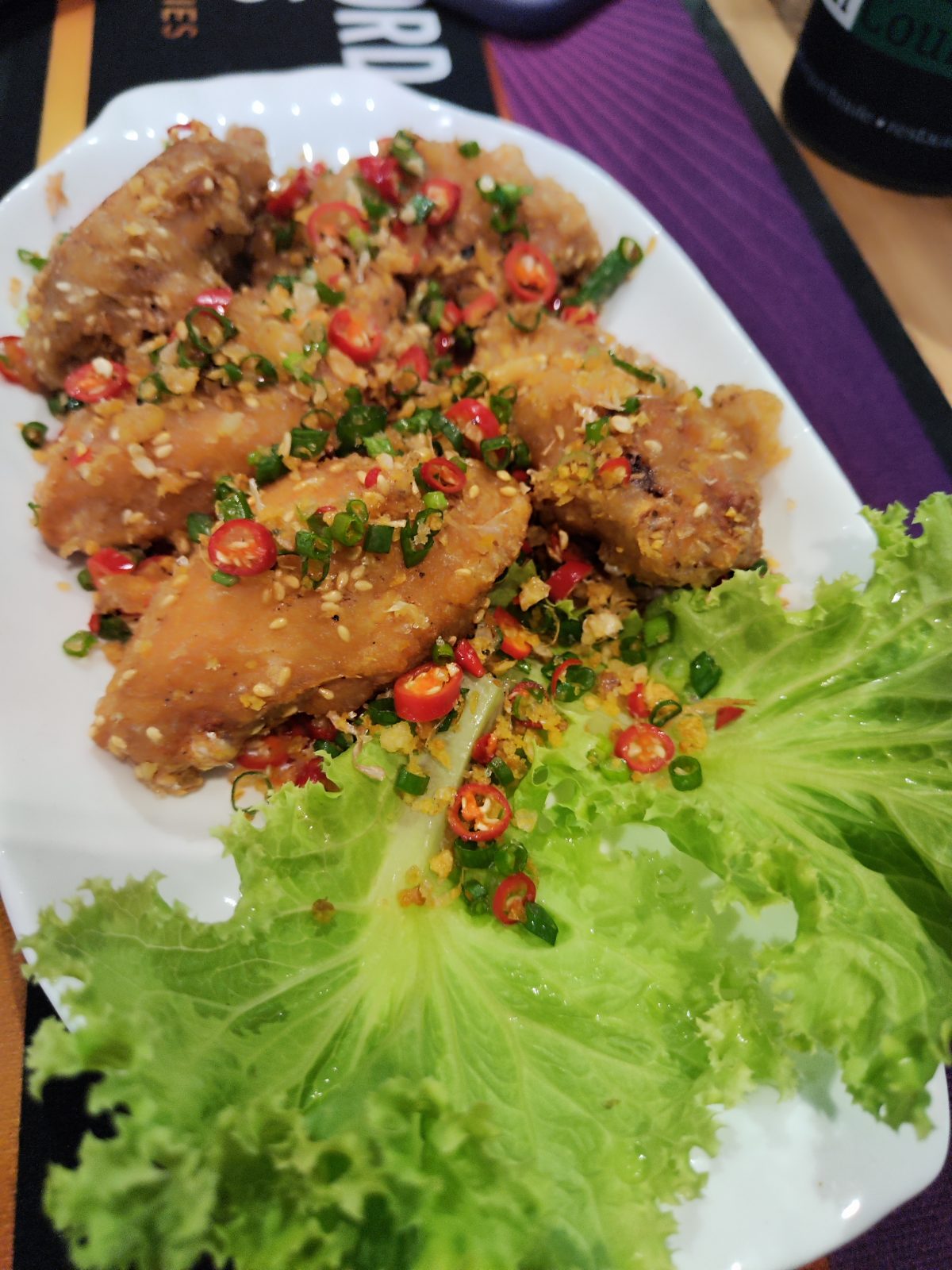 唐辛子とハーブを添えたタイ料理